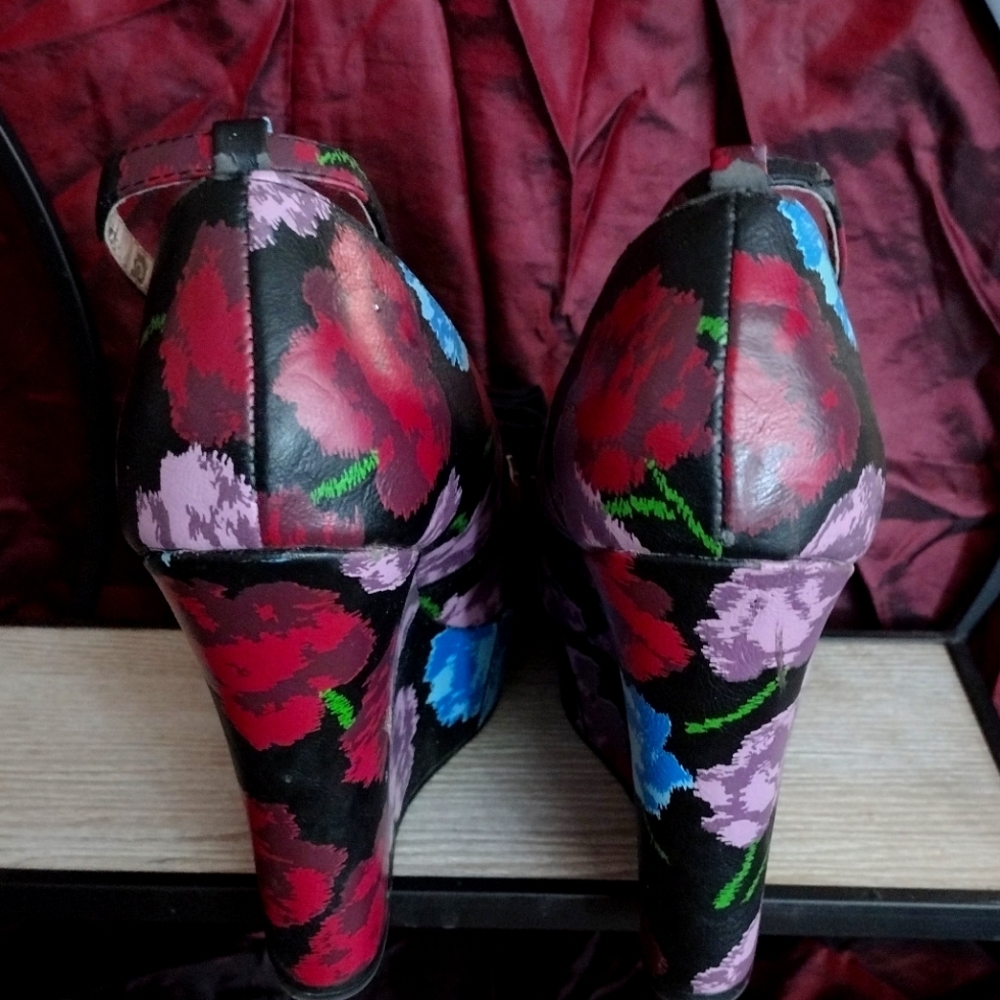 Betseyville Wedges - Picture 2 of 6